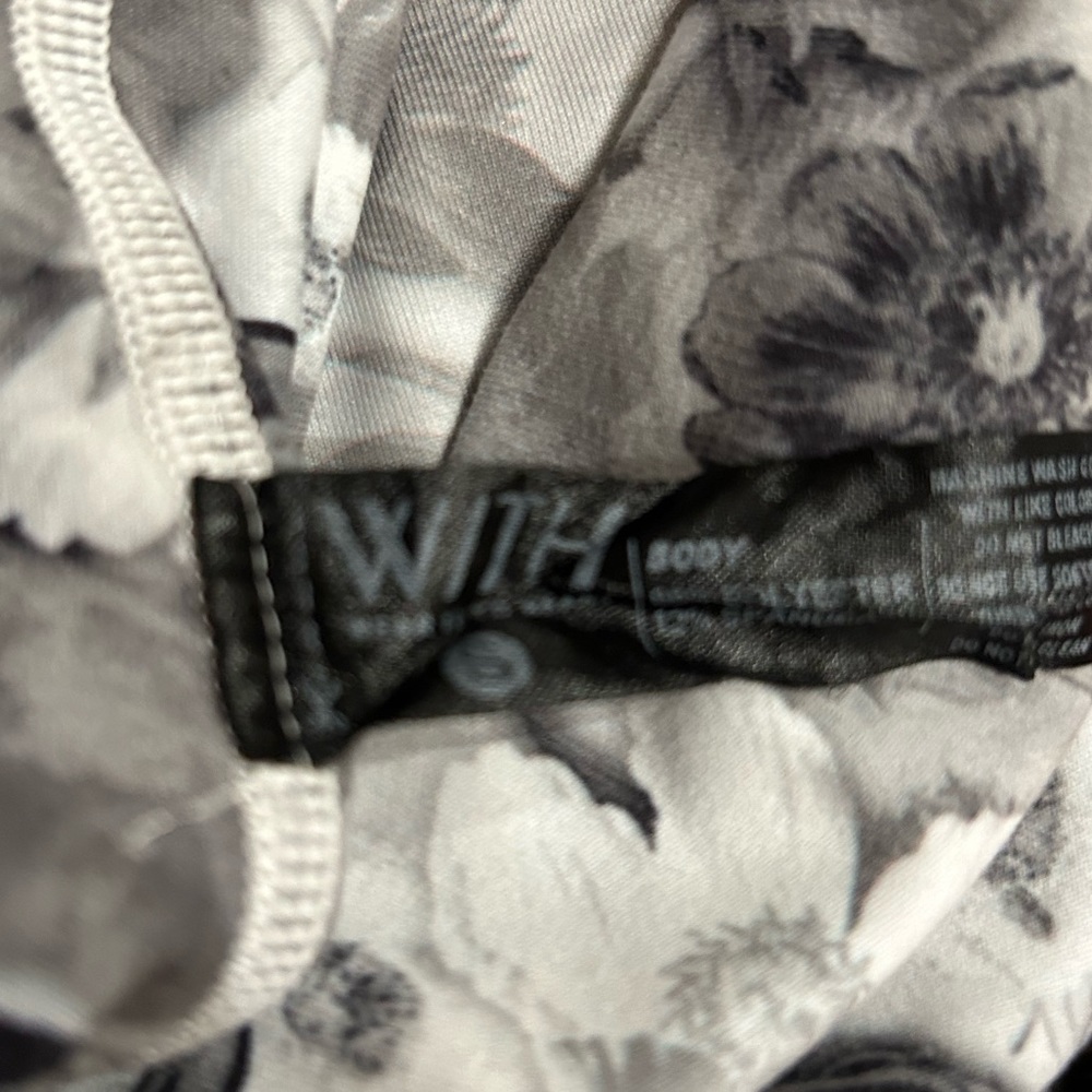 🖤HP🖤 Floral Leggings - Black & White - Picture 6 of 6